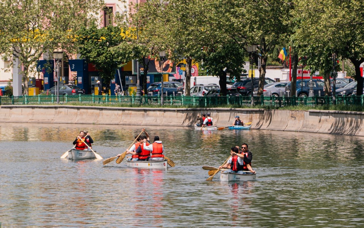 Plimbari cu barcile pe Dambovita. Foto Valentin Talaba